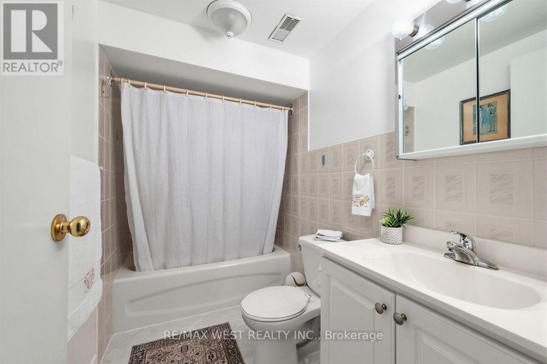66 BRISTOL AVENUE, Toronto (Dovercourt-Wallace Emerson-Junction), Ontario, M6H3J9