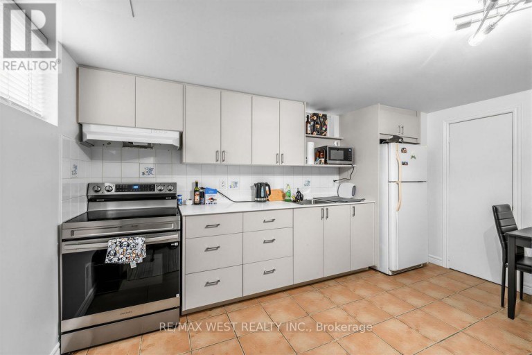 66 BRISTOL AVENUE, Toronto (Dovercourt-Wallace Emerson-Junction), Ontario, M6H3J9