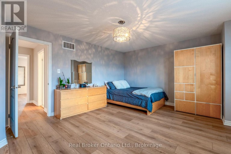 50 THE QUEENSWAY, Barrie (Innis-Shore), Ontario, L4M7J3