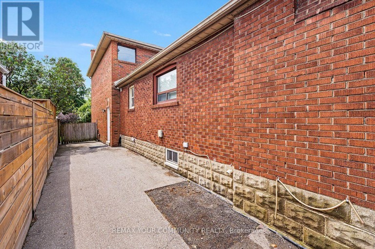 73 STRUTHERS STREET, Toronto (Mimico), Ontario, M8V1Y2