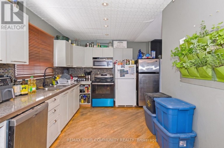 73 STRUTHERS STREET, Toronto (Mimico), Ontario, M8V1Y2