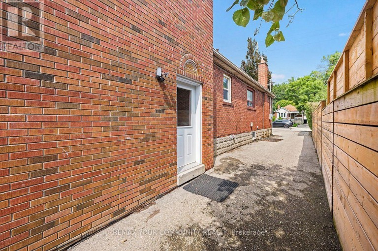 73 STRUTHERS STREET, Toronto (Mimico), Ontario, M8V1Y2