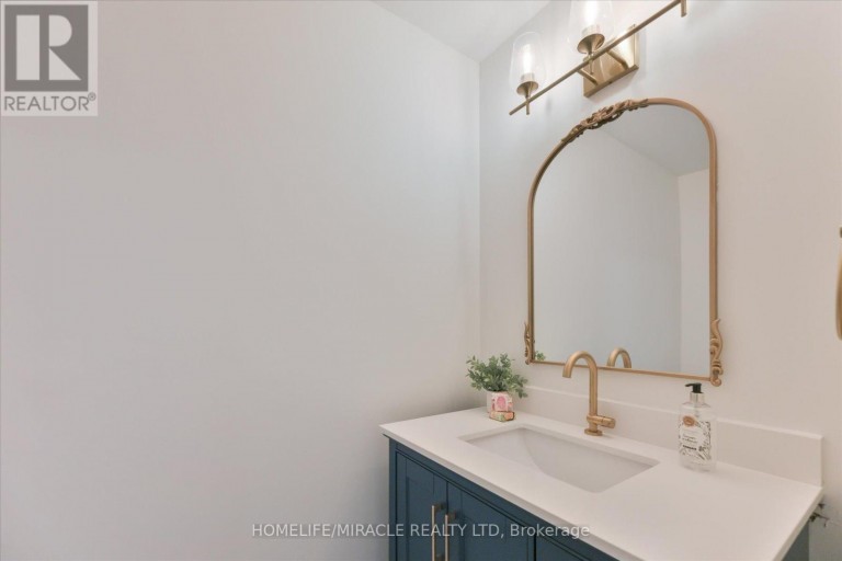 2479 RATHLIN COURT, Mississauga (Sheridan), Ontario, L5K2S4