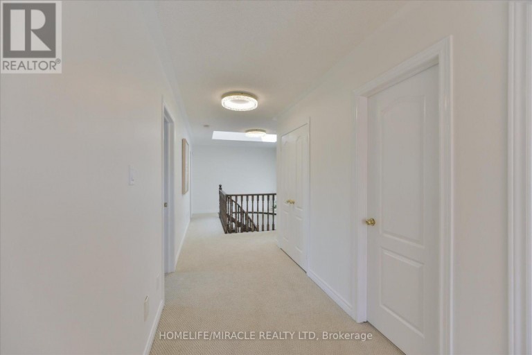 2479 RATHLIN COURT, Mississauga (Sheridan), Ontario, L5K2S4