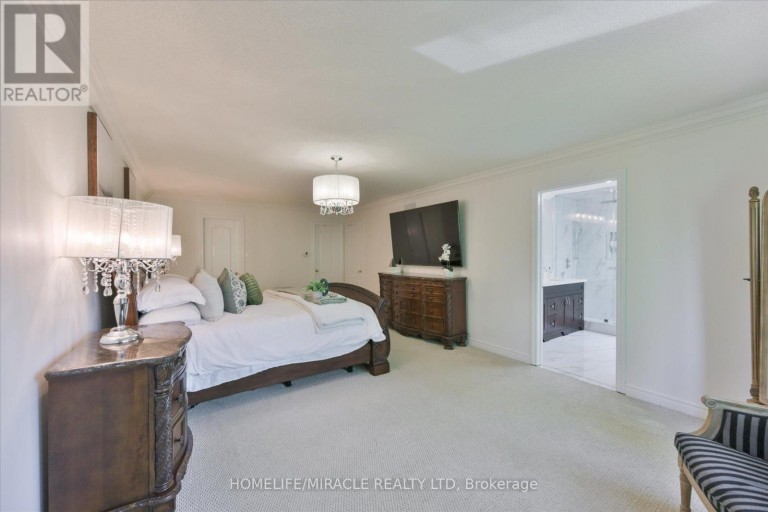 2479 RATHLIN COURT, Mississauga (Sheridan), Ontario, L5K2S4