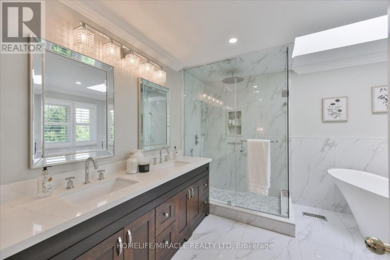2479 RATHLIN COURT, Mississauga (Sheridan), Ontario, L5K2S4