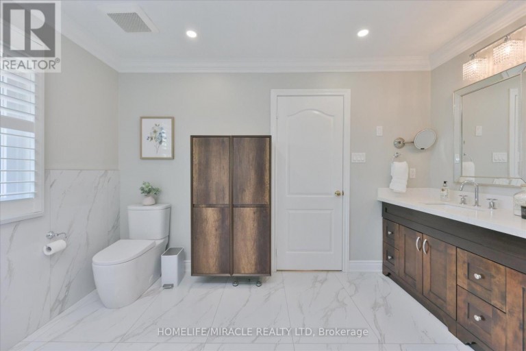 2479 RATHLIN COURT, Mississauga (Sheridan), Ontario, L5K2S4