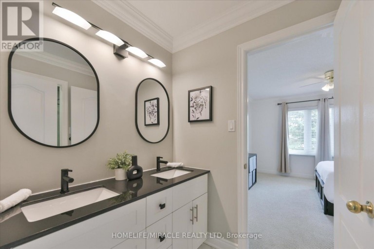 2479 RATHLIN COURT, Mississauga (Sheridan), Ontario, L5K2S4