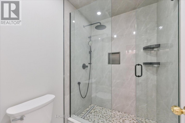 2479 RATHLIN COURT, Mississauga (Sheridan), Ontario, L5K2S4
