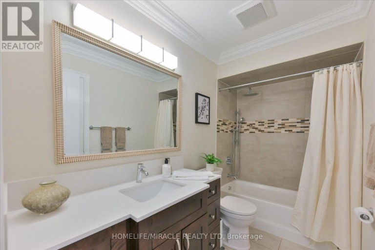 2479 RATHLIN COURT, Mississauga (Sheridan), Ontario, L5K2S4