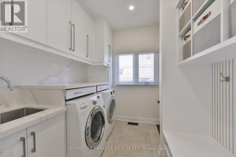 2479 RATHLIN COURT, Mississauga (Sheridan), Ontario, L5K2S4