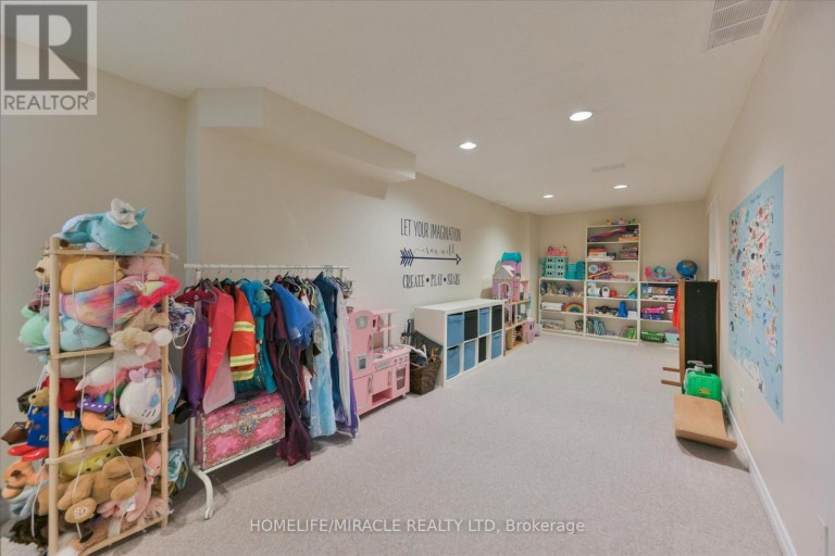 2479 RATHLIN COURT, Mississauga (Sheridan), Ontario, L5K2S4