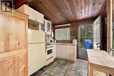 1086 DRAGONFLY LANE Minden Hills (Snowdon) Ontario photo 8