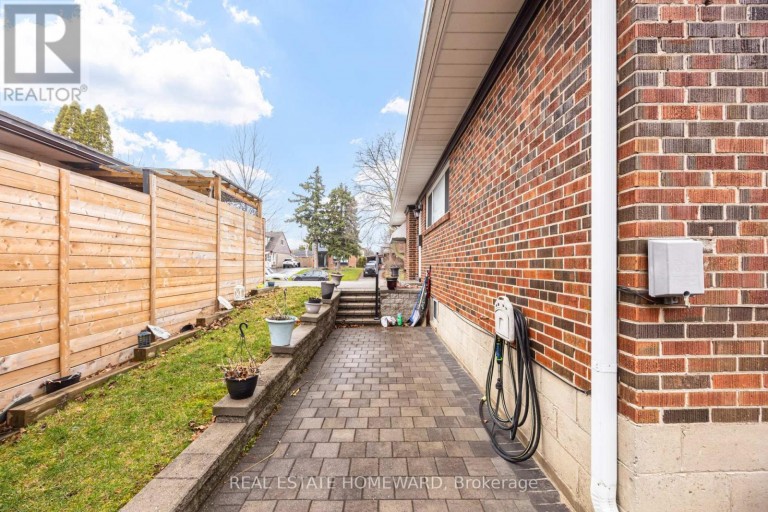 4 MOORECROFT CRESCENT, Toronto (Ionview), Ontario, M1K3V1