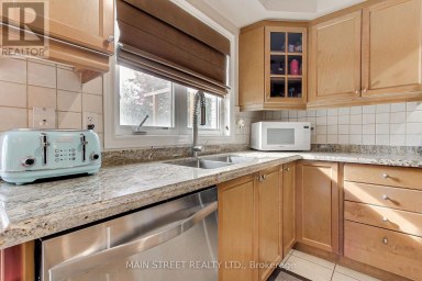 196 WAINSCOT AVENUE Newmarket (Woodland Hill) Ontario photo 11