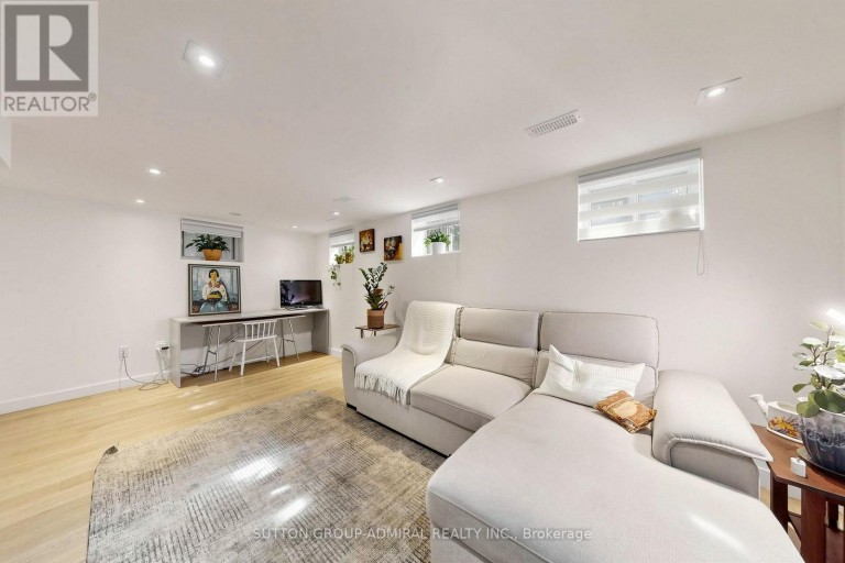 676 VAUGHAN ROAD, Toronto (Oakwood Village), Ontario, M6E2Y6