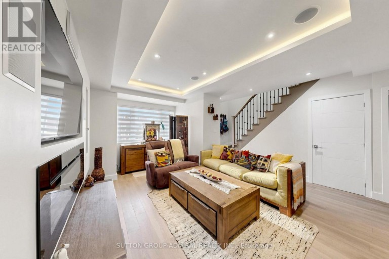 676 VAUGHAN ROAD, Toronto (Oakwood Village), Ontario, M6E2Y6