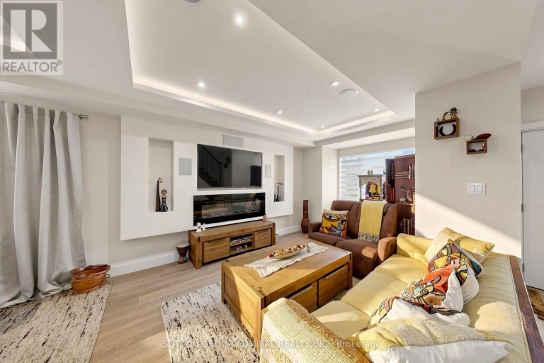 676 VAUGHAN ROAD, Toronto (Oakwood Village), Ontario, M6E2Y6