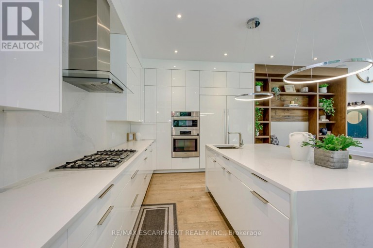 2104 DEVON ROAD, Oakville (FD Ford), Ontario, L6J2N2