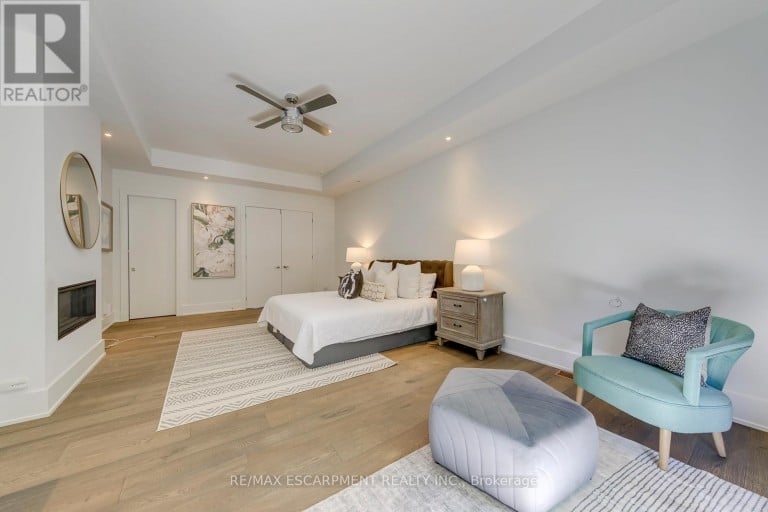 2104 DEVON ROAD, Oakville (FD Ford), Ontario, L6J2N2
