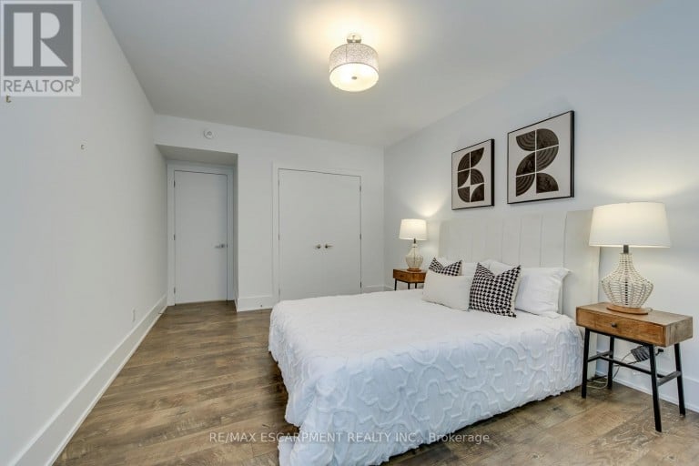 2104 DEVON ROAD, Oakville (FD Ford), Ontario, L6J2N2
