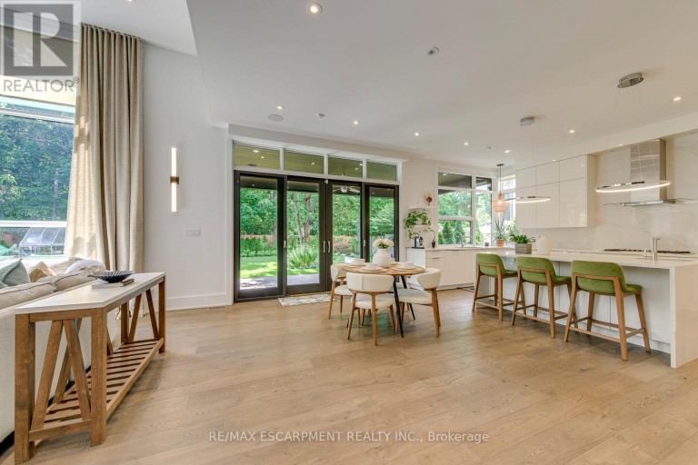 2104 DEVON ROAD, Oakville (FD Ford), Ontario, L6J2N2