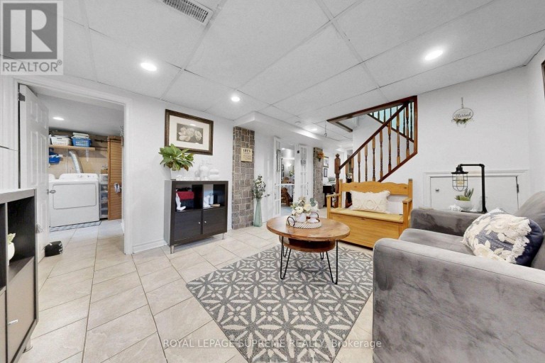 465 MAPLE LEAF DRIVE, Toronto (Maple Leaf), Ontario, M6L1R1
