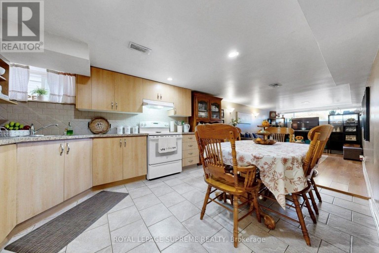 465 MAPLE LEAF DRIVE, Toronto (Maple Leaf), Ontario, M6L1R1