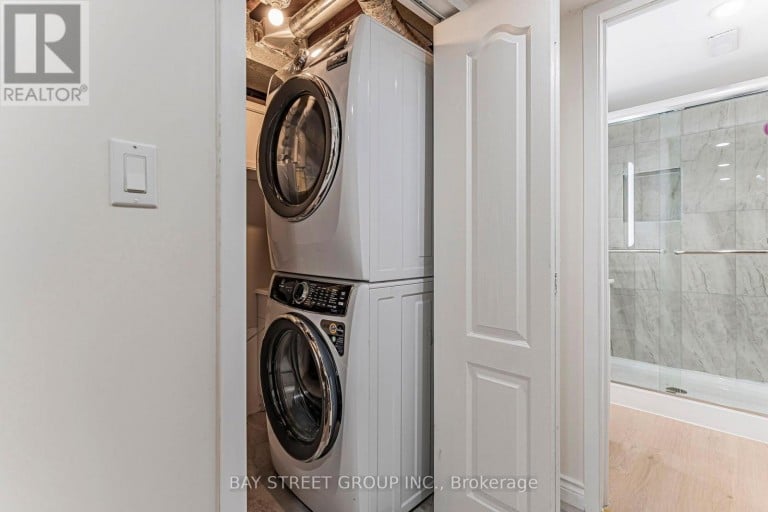 1111 KENT AVENUE, Oakville (CP College Park), Ontario, L6H1Z9