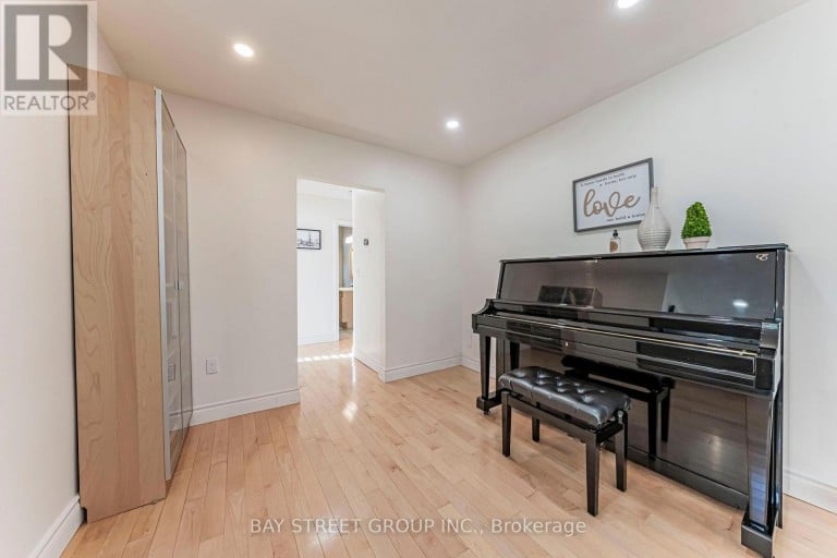 1111 KENT AVENUE, Oakville (CP College Park), Ontario, L6H1Z9