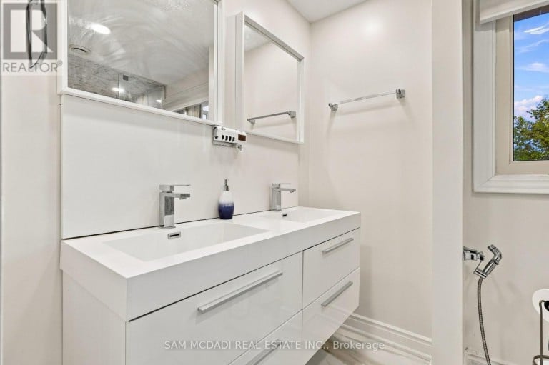22 BUTLERS COURT, Brampton (Fletcher's Creek South), Ontario, L6Y3T7