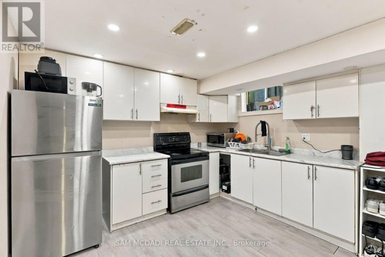 22 BUTLERS COURT, Brampton (Fletcher's Creek South), Ontario, L6Y3T7