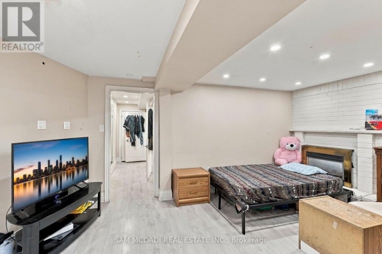 22 BUTLERS COURT, Brampton (Fletcher's Creek South), Ontario, L6Y3T7