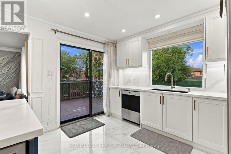 22 BUTLERS COURT, Brampton (Fletcher's Creek South), Ontario, L6Y3T7