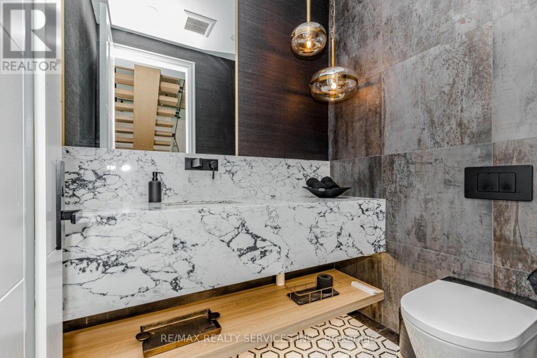 94 VISTA BOULEVARD, Mississauga (Streetsville), Ontario, L5M1V9