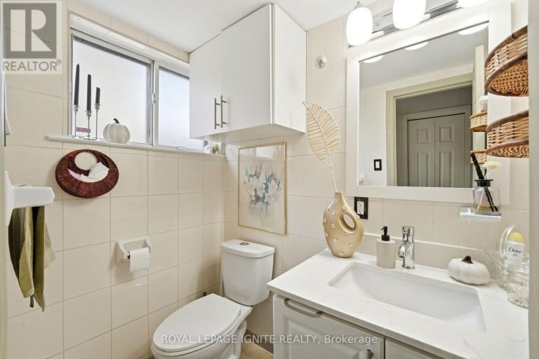 4 BUTTERCUP COURT, Toronto (Humber Summit), Ontario, M9L2M9