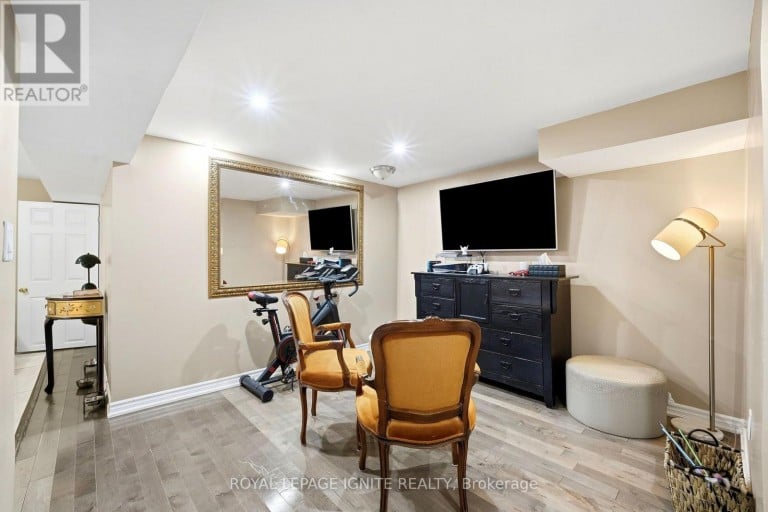 4 BUTTERCUP COURT, Toronto (Humber Summit), Ontario, M9L2M9