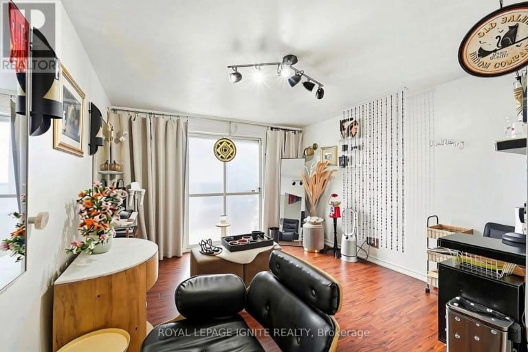 4 BUTTERCUP COURT, Toronto (Humber Summit), Ontario, M9L2M9