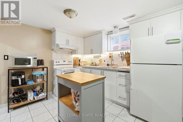 4 BUTTERCUP COURT, Toronto (Humber Summit), Ontario, M9L2M9