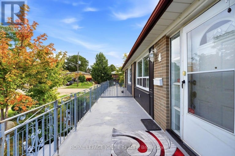 4 BUTTERCUP COURT, Toronto (Humber Summit), Ontario, M9L2M9