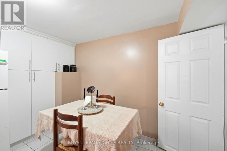 4 BUTTERCUP COURT, Toronto (Humber Summit), Ontario, M9L2M9