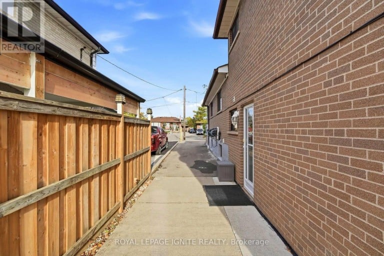 4 BUTTERCUP COURT, Toronto (Humber Summit), Ontario, M9L2M9