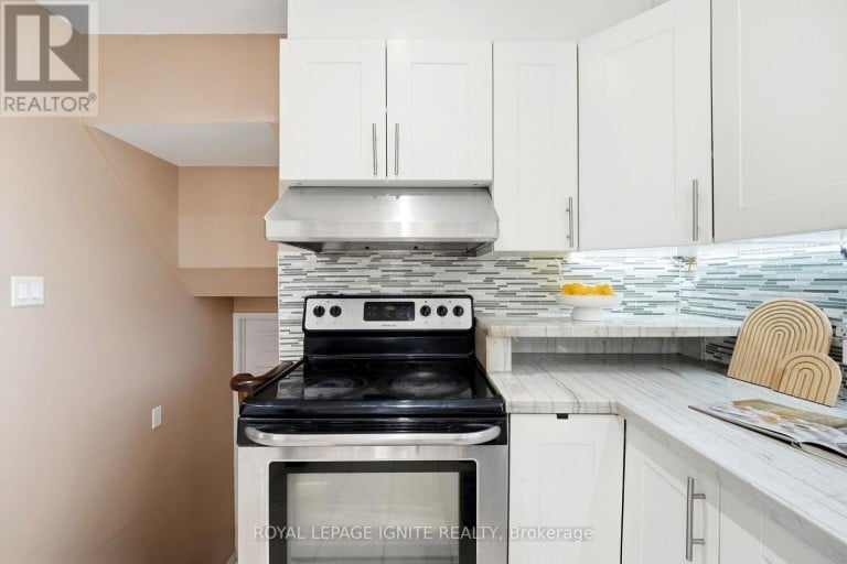 4 BUTTERCUP COURT, Toronto (Humber Summit), Ontario, M9L2M9