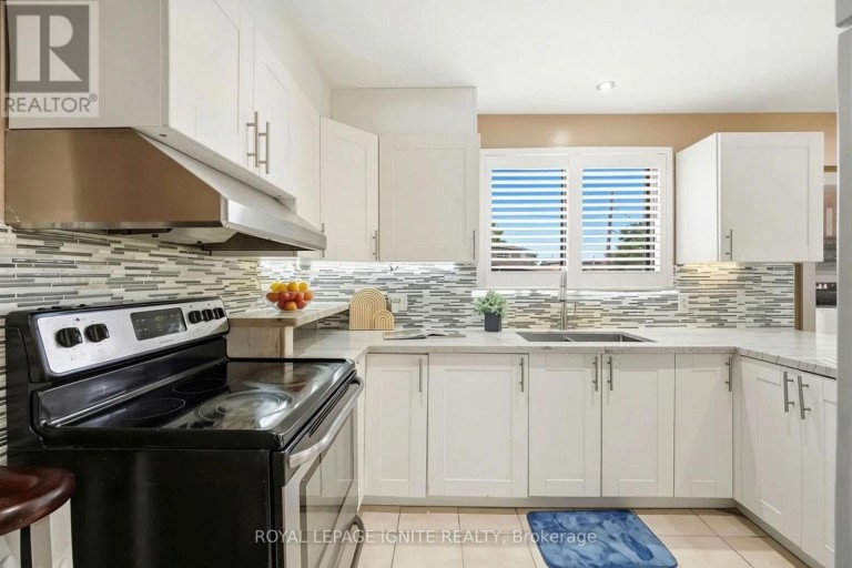 4 BUTTERCUP COURT, Toronto (Humber Summit), Ontario, M9L2M9