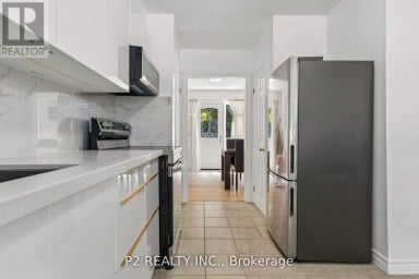 22 - 22-25 GOSFORD BOULEVARD N Toronto (Black Creek) Ontario photo 3