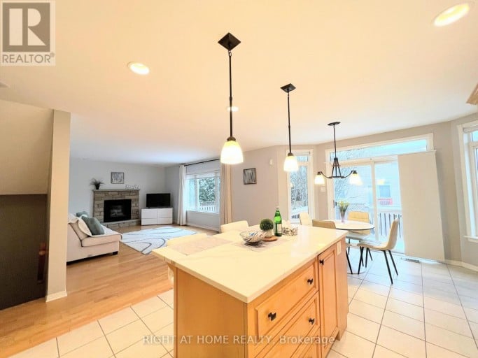 31 FORILLON CRESCENT, Ottawa, Ontario, K2M2W7