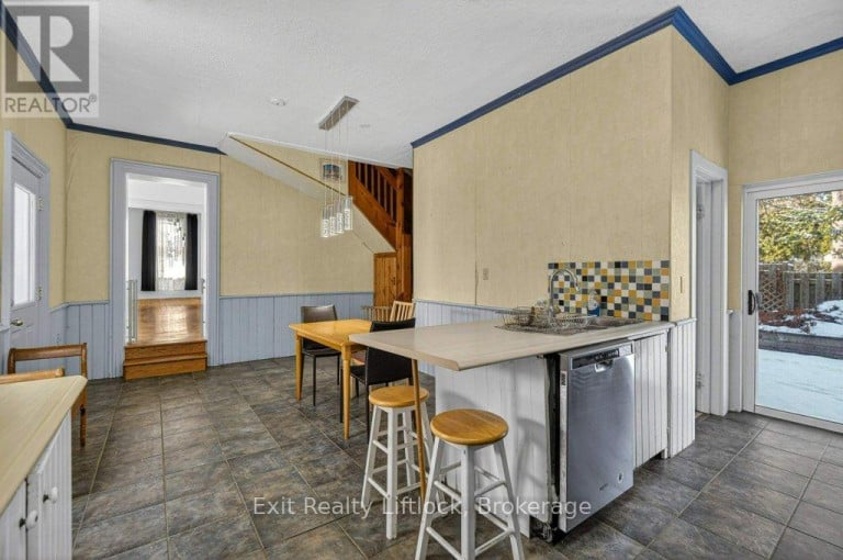212 BARNARDO AVENUE, Peterborough (Northcrest Ward 5), Ontario, K9H5V7