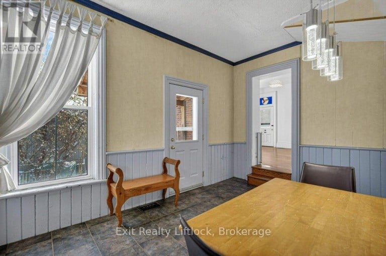 212 BARNARDO AVENUE, Peterborough (Northcrest Ward 5), Ontario, K9H5V7