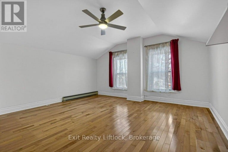 212 BARNARDO AVENUE, Peterborough (Northcrest Ward 5), Ontario, K9H5V7