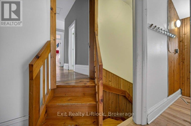 212 BARNARDO AVENUE, Peterborough (Northcrest Ward 5), Ontario, K9H5V7